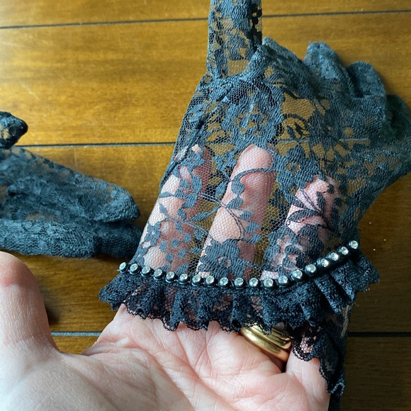 Vintage Black Lace Wrist-Length Gloves with Rhinestones and Ruffle Size 6/6.5 - Picture 4 of 5